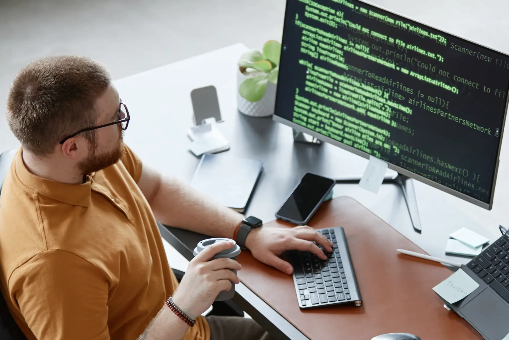 Comparison between outsourcing and in-house software development for businesses