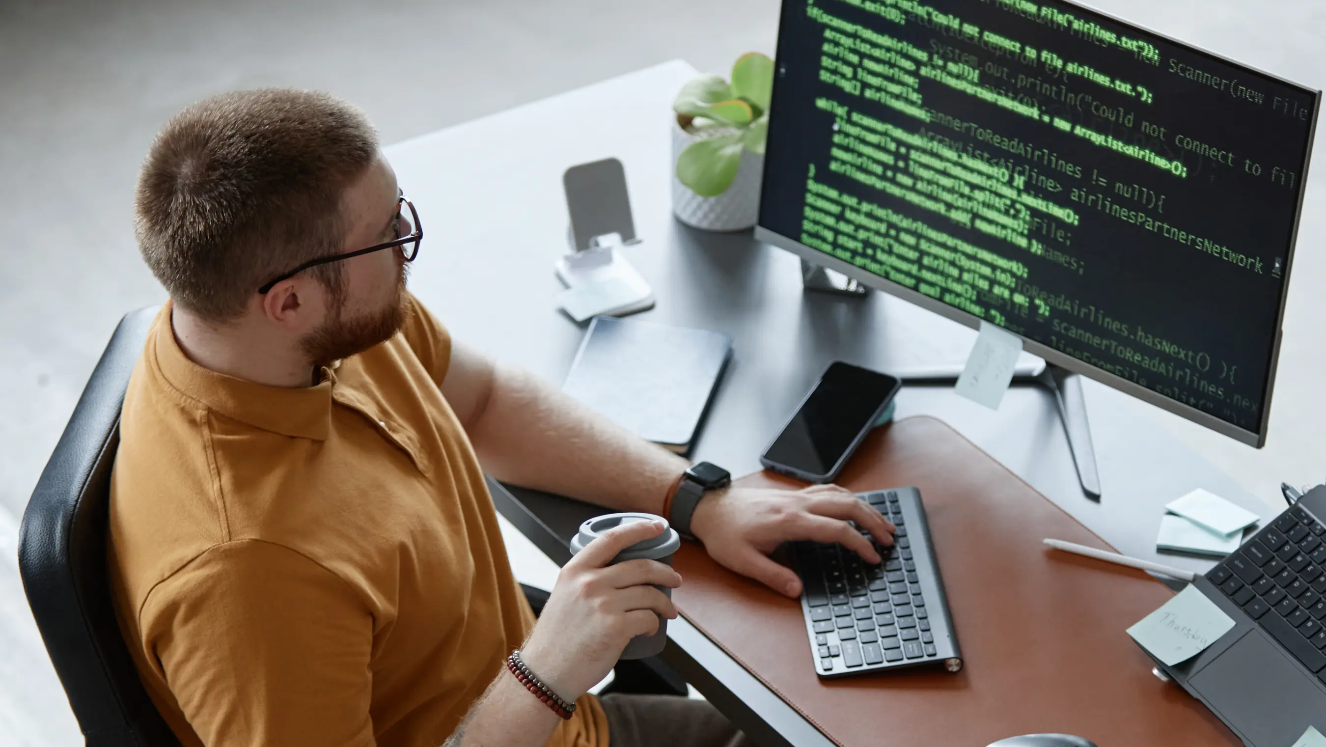 Comparison between outsourcing and in-house software development for businesses